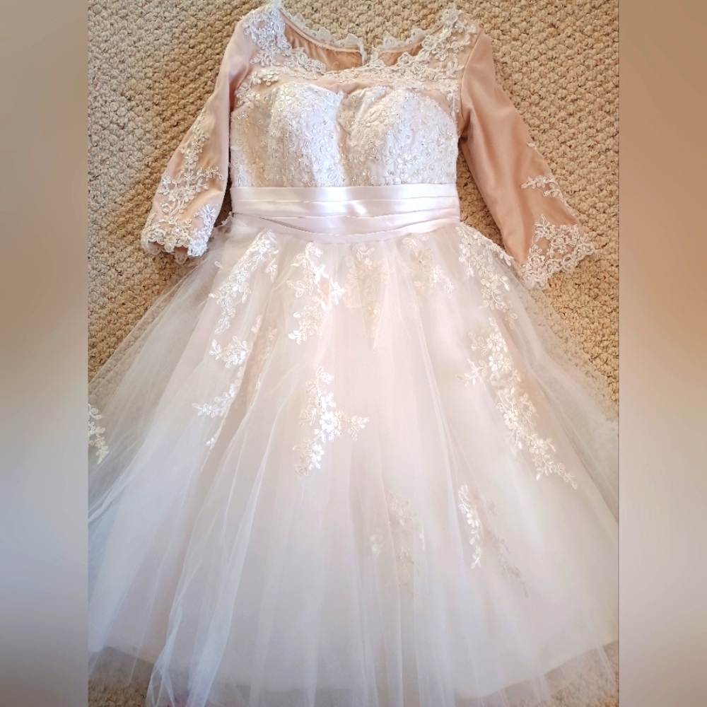 Elegant White Gown for Brides with Sweetheart Neckline and 3/4 Bishop Sleeves